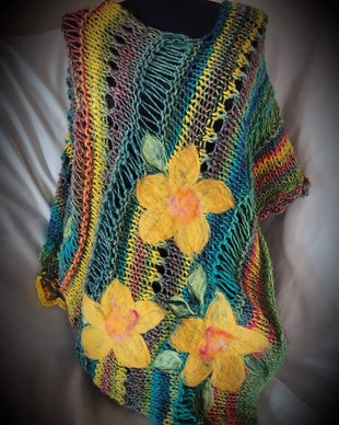 Poncho tricotat cu flori impaslite
