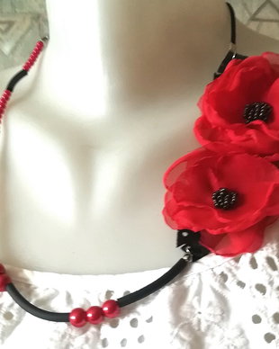 Passion - colier cu flori rosii si perle