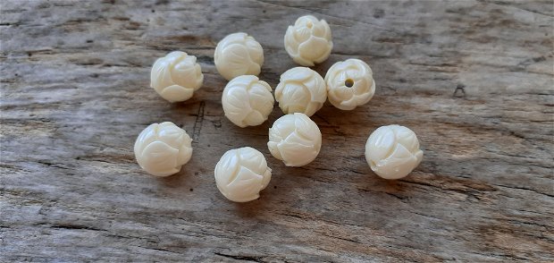 Margele din pasta de coral, boboc nufar alb-bej 10 mm