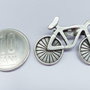 Brosa bicicleta mica din zamac argintat