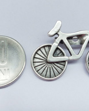 Brosa bicicleta mica din zamac argintat