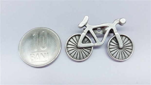Brosa bicicleta mica din zamac argintat