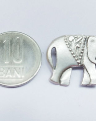 Brosa din zamac argintat-elefant cu trompa in sus