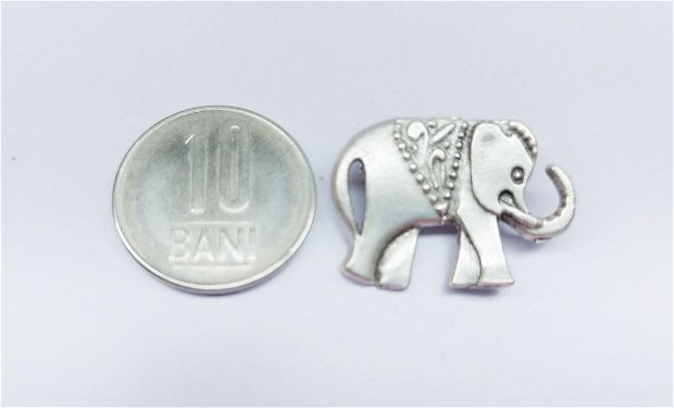 Brosa din zamac argintat-elefant cu trompa in sus