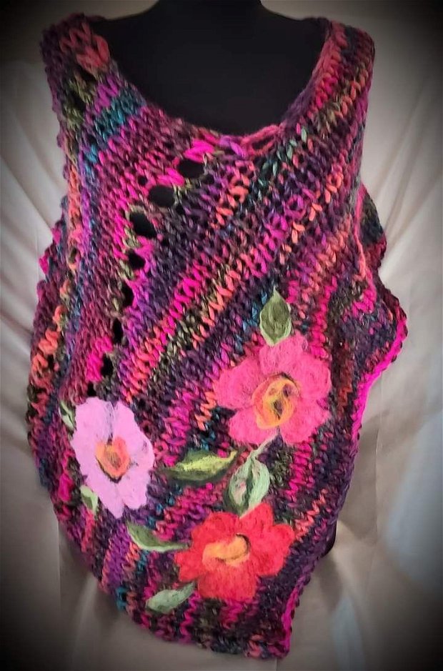Poncho tricotat cu flori impaslite