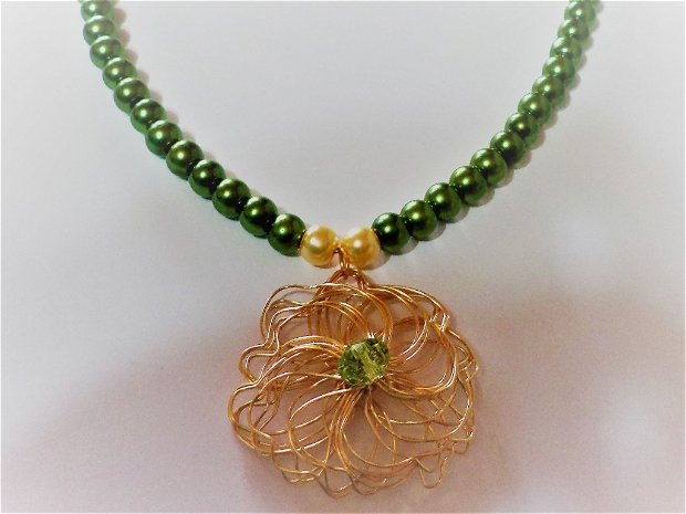 Set handmade,bratara,colier si cercei din perle de sticla si sarma gilt - green flower