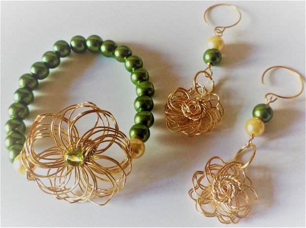 Set handmade,bratara,colier si cercei din perle de sticla si sarma gilt - green flower