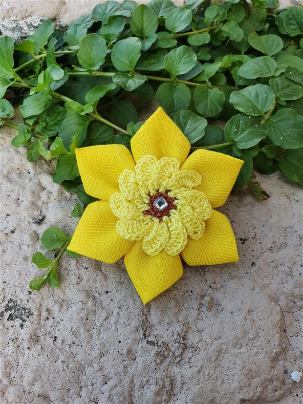 Brosa floare textila, Brosa unicat handmade