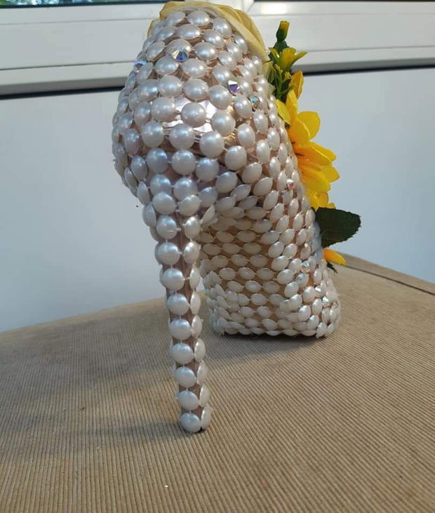 Pantof decorativ cu perle si flori