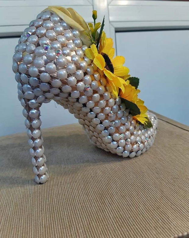 Pantof decorativ cu perle si flori