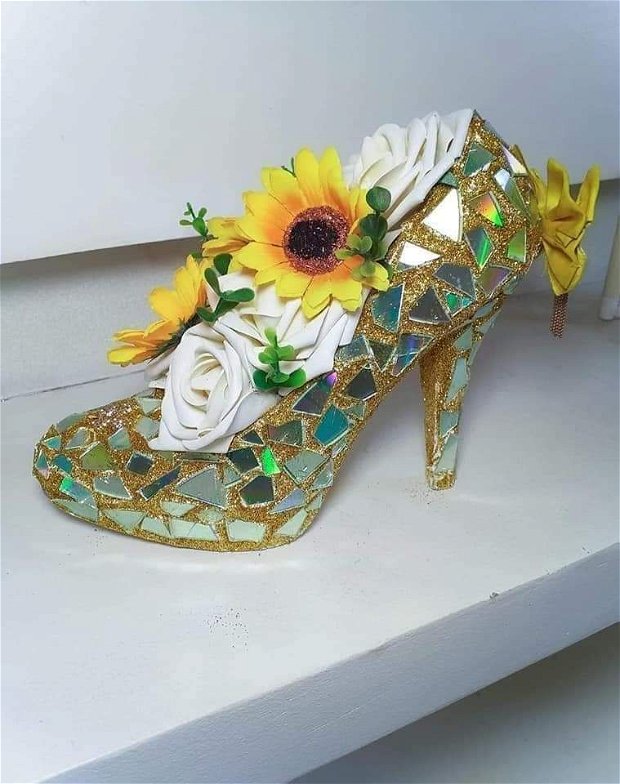 Pantof cu flori decor
