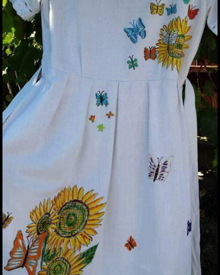 Rochie pictata cu fluturasi si floarea soarelui