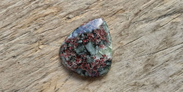 Cabochon eudialit, 34x29 mm