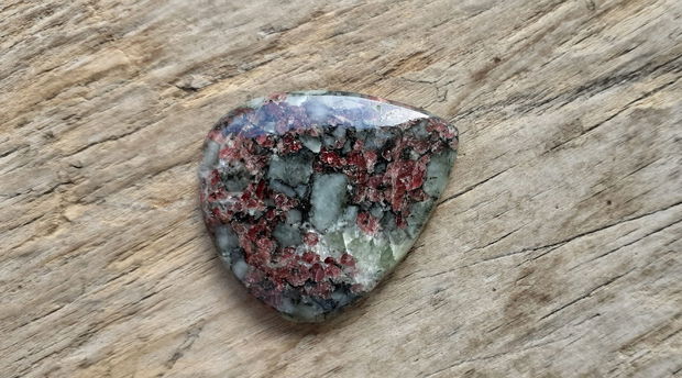 Cabochon eudialit, 34x29 mm