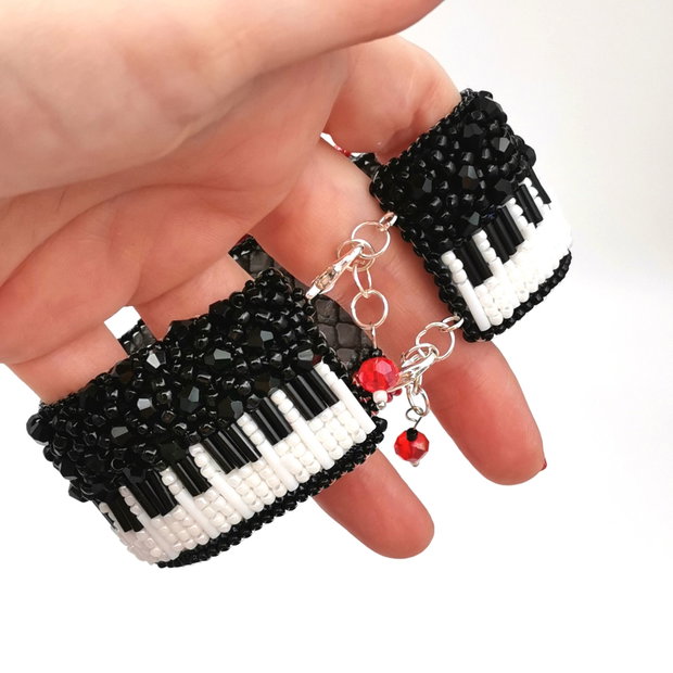 Rezervat Brățara - Red Flower Piano