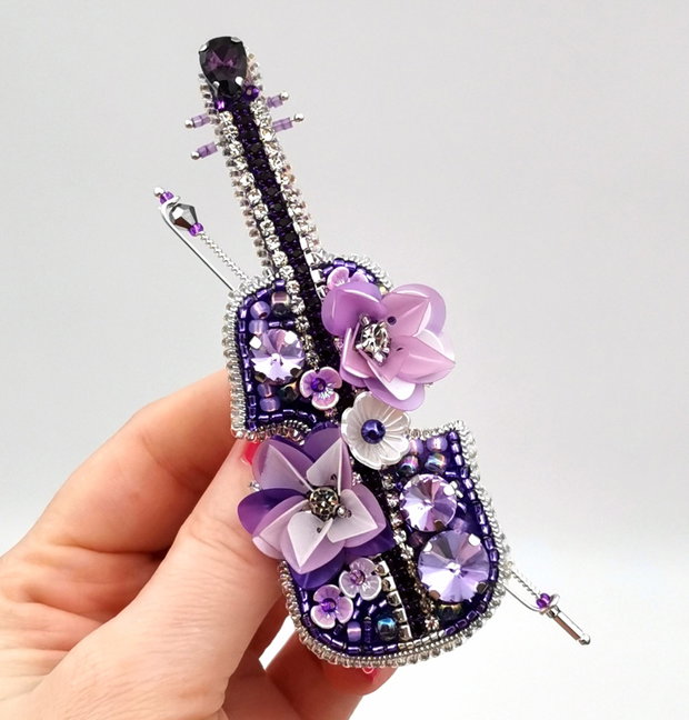 Rezervat Broșă - Purple Violin
