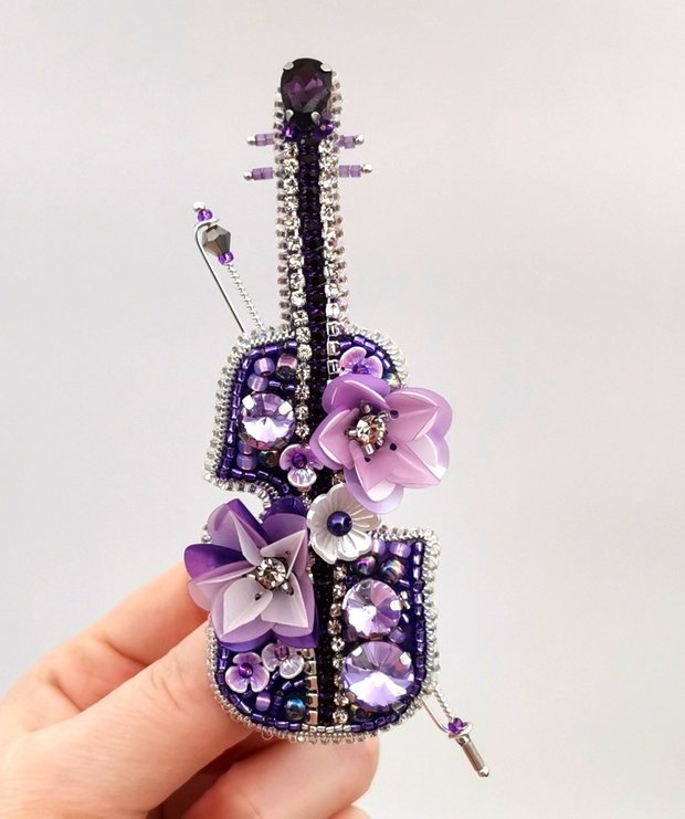 Rezervat Broșă - Purple Violin