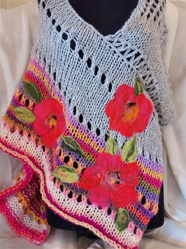 Poncho tricotat manual cu flori impaslite