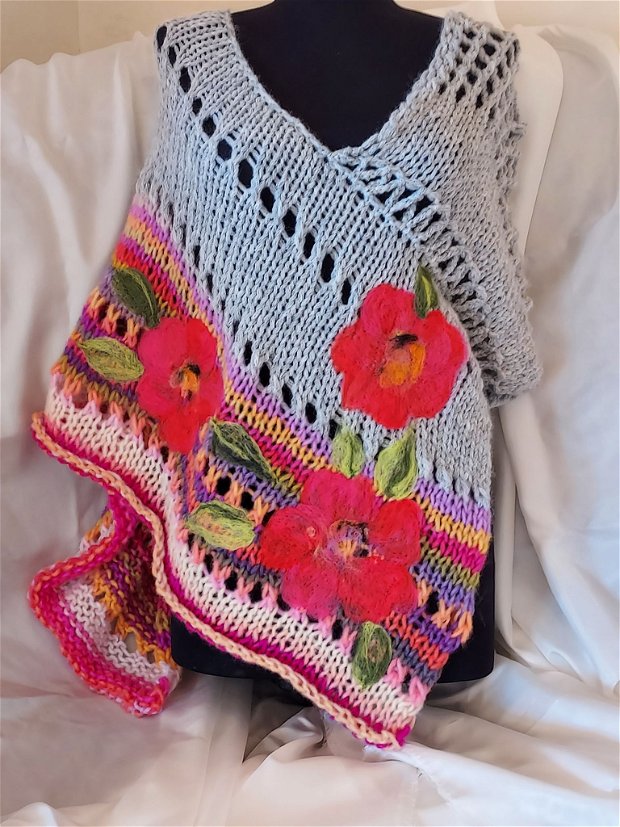 Poncho tricotat manual cu flori impaslite
