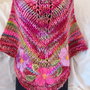 Poncho tricotat manual cu flori de lana impaslite