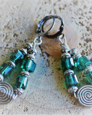 Cercei handmade din sarma,cristale tip swarovski si elemente din aliaj tibetan