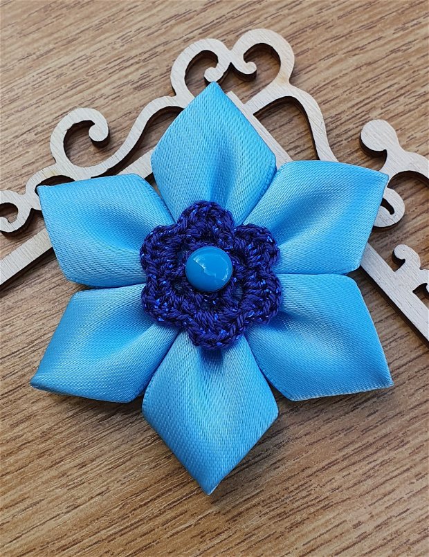 Brosa statement floare albastra, Brosa textila