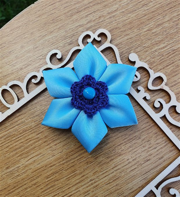 Brosa statement floare albastra, Brosa textila