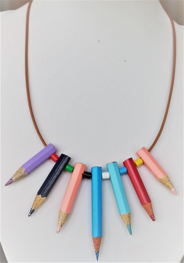 Colier din creioane colorate puse pe snur de piele naturala