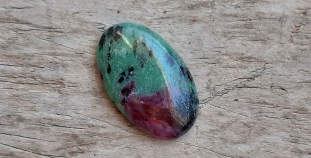 Cabochon rubin zoisit, 30x20 mm