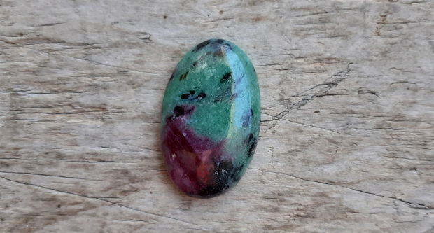 Cabochon rubin zoisit, 30x20 mm