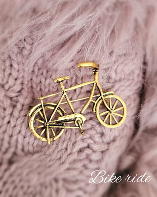 Broșă cu bicicletă auriu-antic