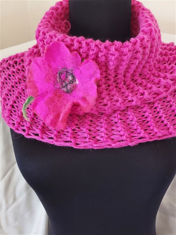 Guler tricotat cu floricica impaslita