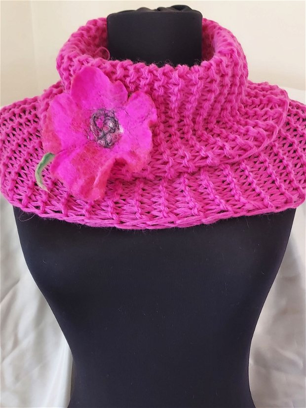 Guler tricotat cu floricica impaslita