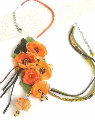 colier buchet de flori  insorite