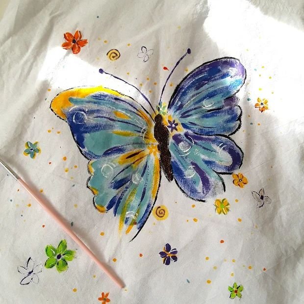 camasa alba pictata cu fluture