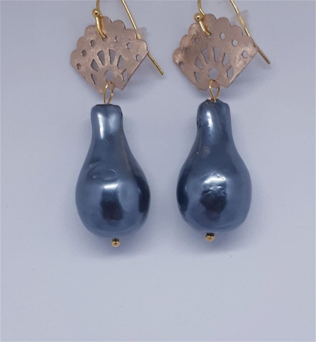 Cercei de autor, regali, cu element dantelat din bronz auriu si perla gri