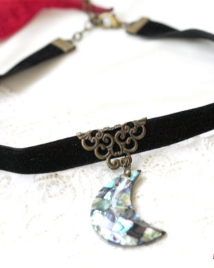 Choker cu semiluna din scoica paua si catifea neagra