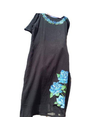 Rochie din panza topita neagra, pictata manual cu trandafiri albastri