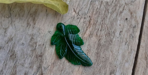 Pandantiv frunza jad sculptat, 45x27 mm