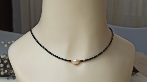 Colier/Choker cu perla de cultura, margelute negre si elemente inox placate cu aur