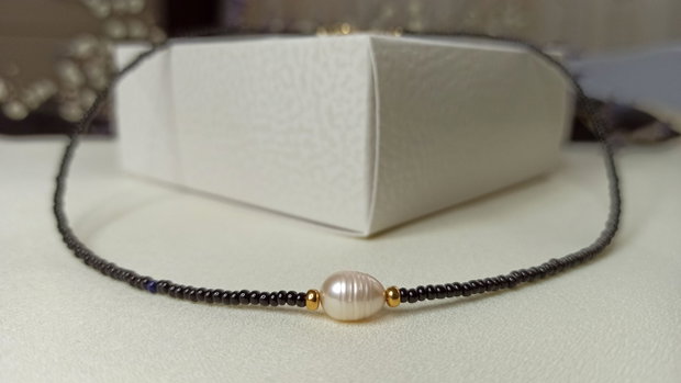 Colier/Choker cu perla de cultura, margelute negre si elemente inox placate cu aur