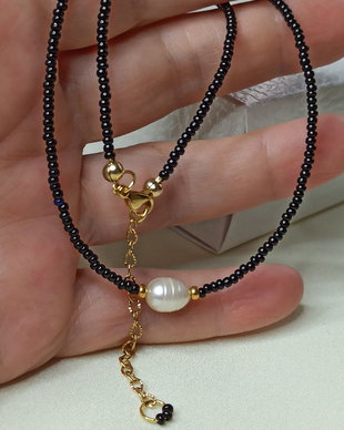 Colier/Choker cu perla de cultura, margelute negre si elemente inox placate cu aur