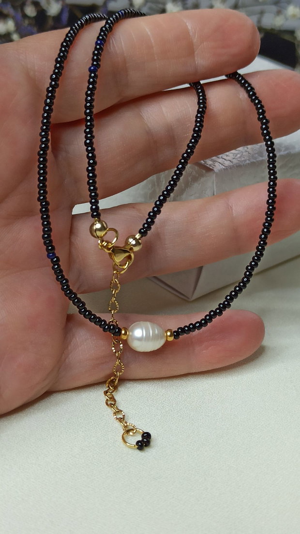 Colier/Choker cu perla de cultura, margelute negre si elemente inox placate cu aur
