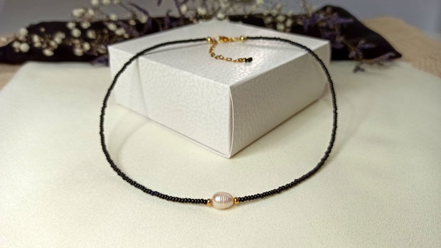 Colier/Choker cu perla de cultura, margelute negre si elemente inox placate cu aur