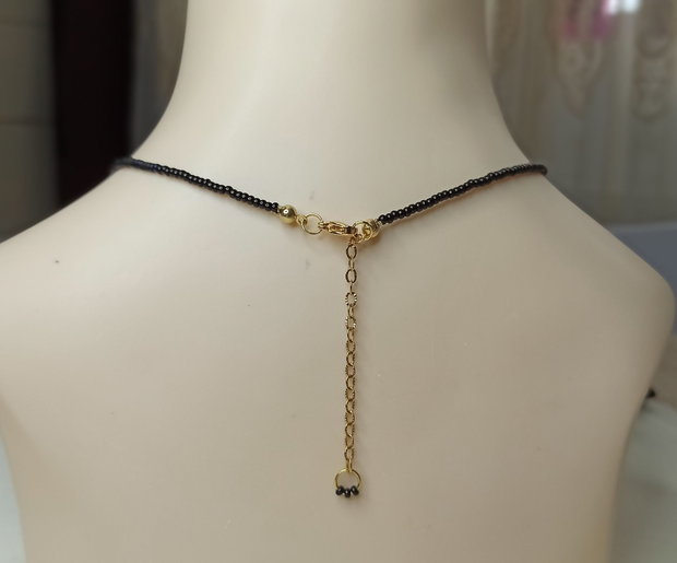 Colier/Choker cu perla de cultura, margelute negre si elemente inox placate cu aur