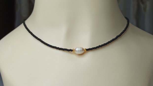 Colier/Choker cu perla de cultura, margelute negre si elemente inox placate cu aur