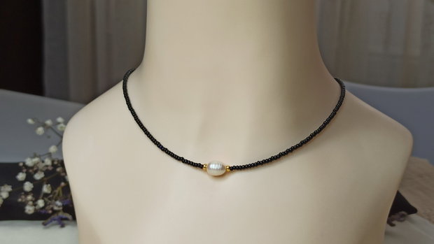 Colier/Choker cu perla de cultura, margelute negre si elemente inox placate cu aur
