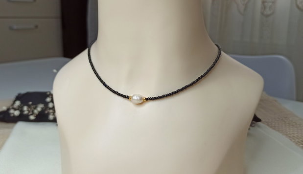 Colier/Choker cu perla de cultura, margelute negre si elemente inox placate cu aur