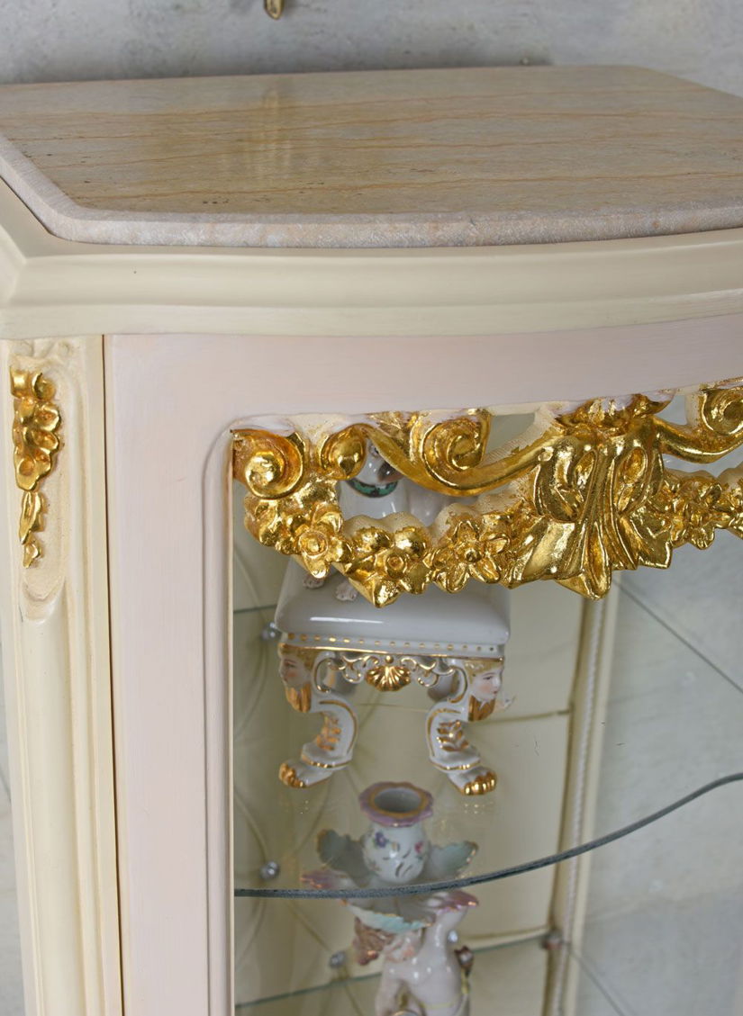 Vitrina baroc din lemn alb cu decoratiuni aurii