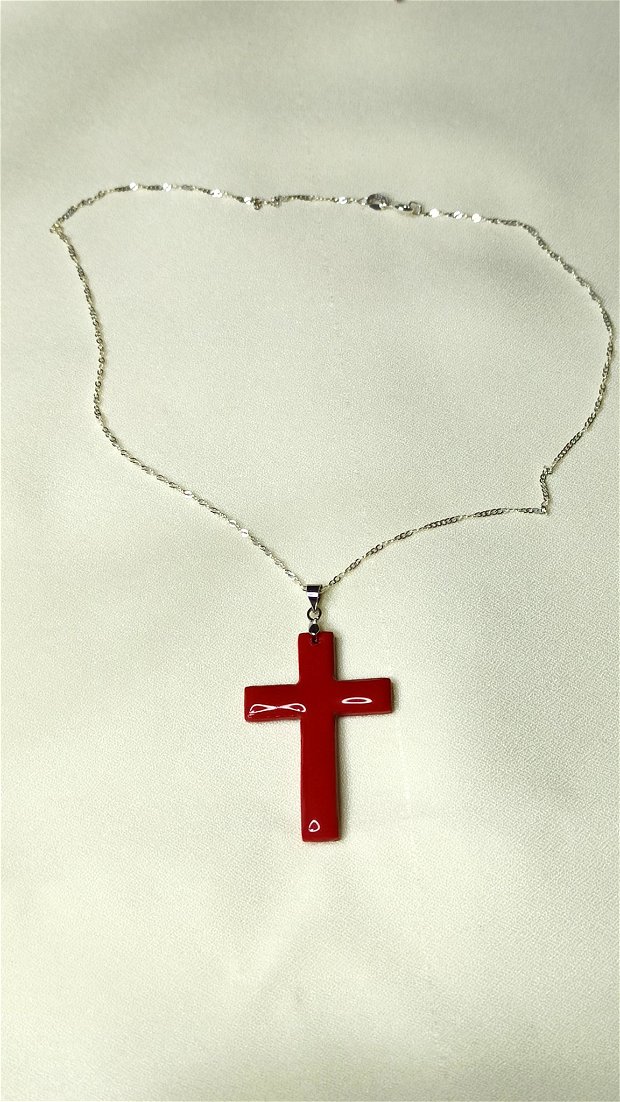 Colier cu medalion cruce din argila polimerica si rasina si lant din argint 925